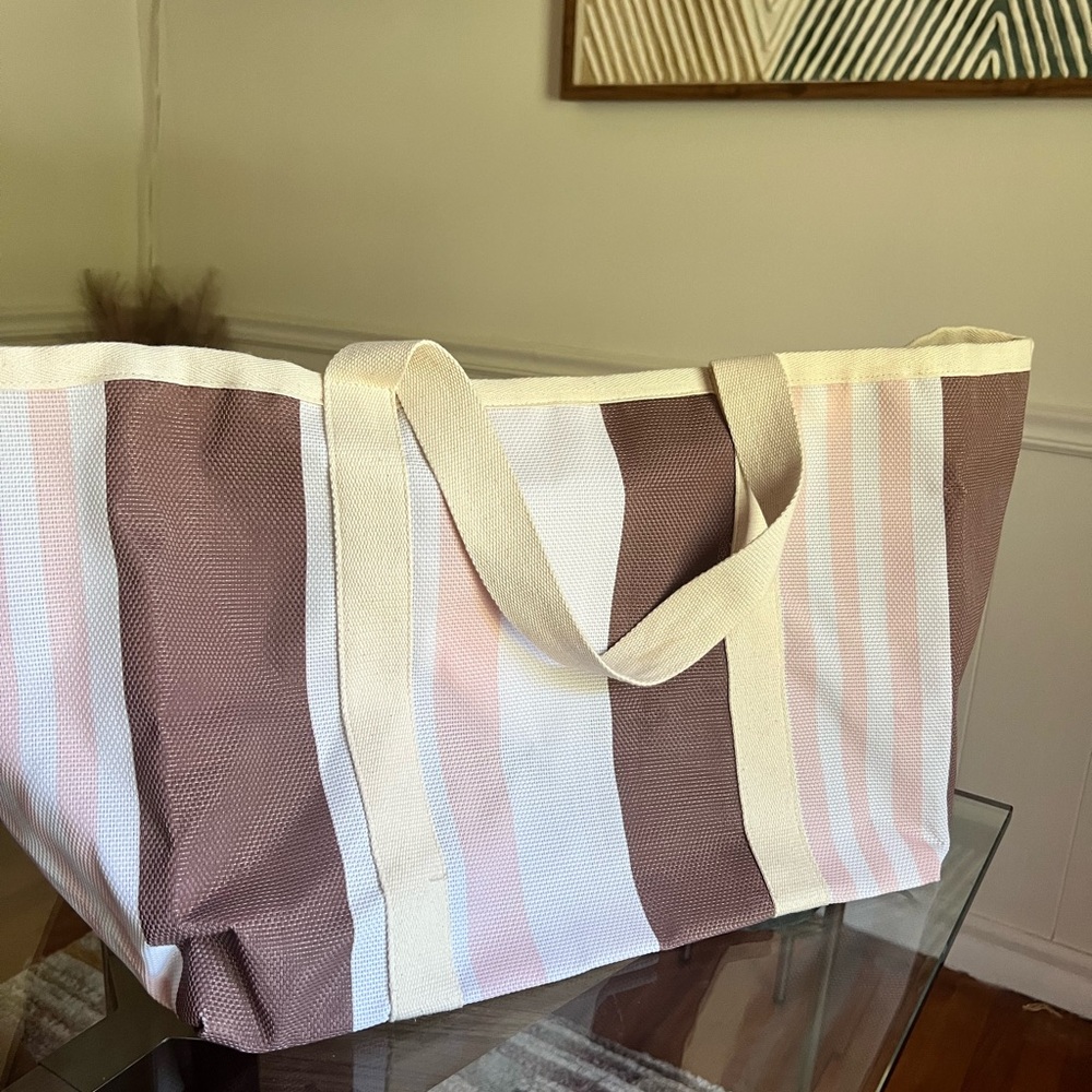 Aerie beach tote with internal pocket